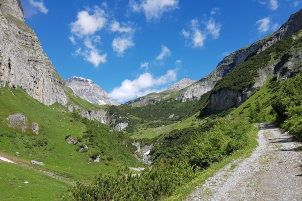 Entlang der Aua da Mulins zum Kraftort