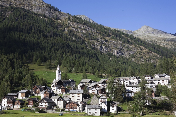 Trois lacs dans la roche