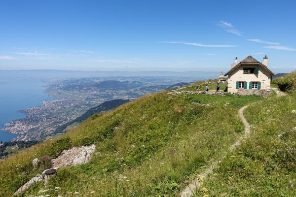 Randonnée panoramique surplombant Fribourg et Vaud