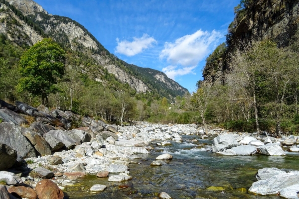 Le long de la Calancasca dans le Parco Val Calanca