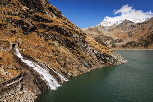 Sur la Via Spluga, traverser une gorge étroite pour atteindre le col du Splügen