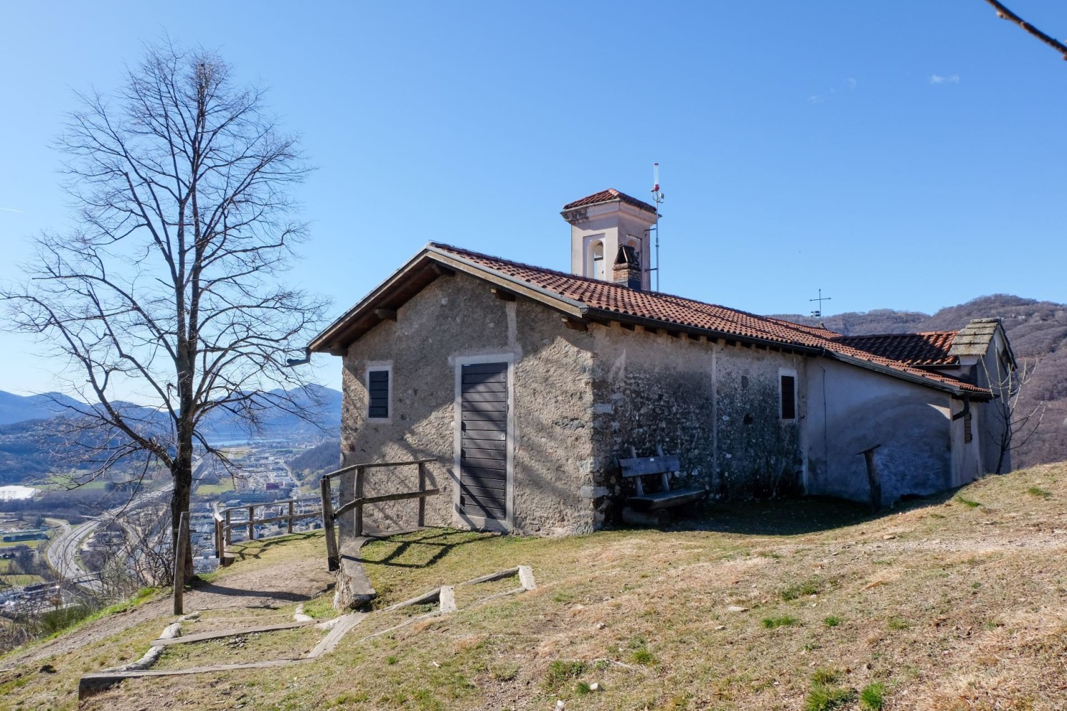 Hoch über dem Val d’Agno tront die Kapelle San Zeno, der erste Sakralbau von vielen auf dieser Wanderung.