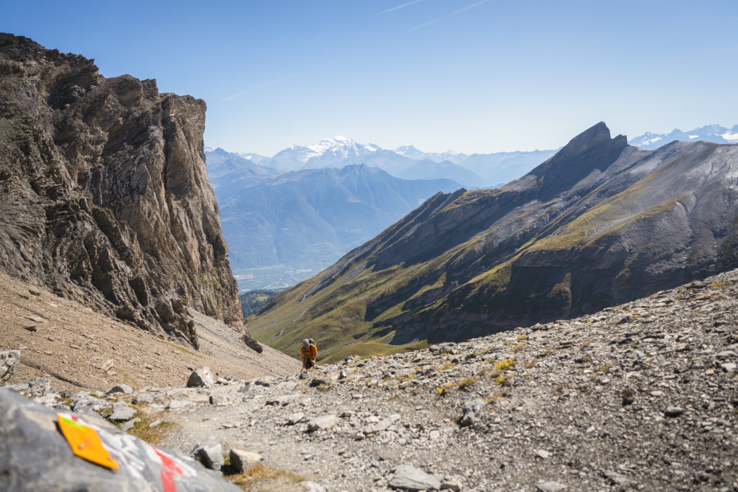 Au loin, le scintillement des hautes Alpes valaisannes. Photo: Alex J. Wissmann