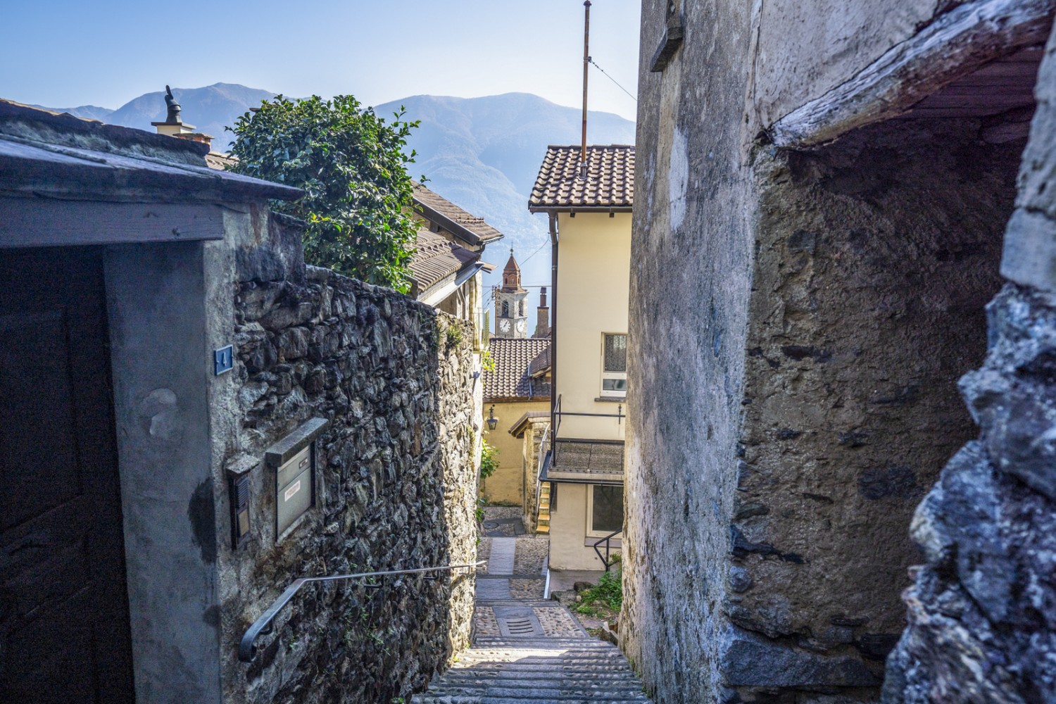 In Ronco wartet der Bus nach Locarno wartet bereits unterhalb der Kirche. Bild: Wanderblondies