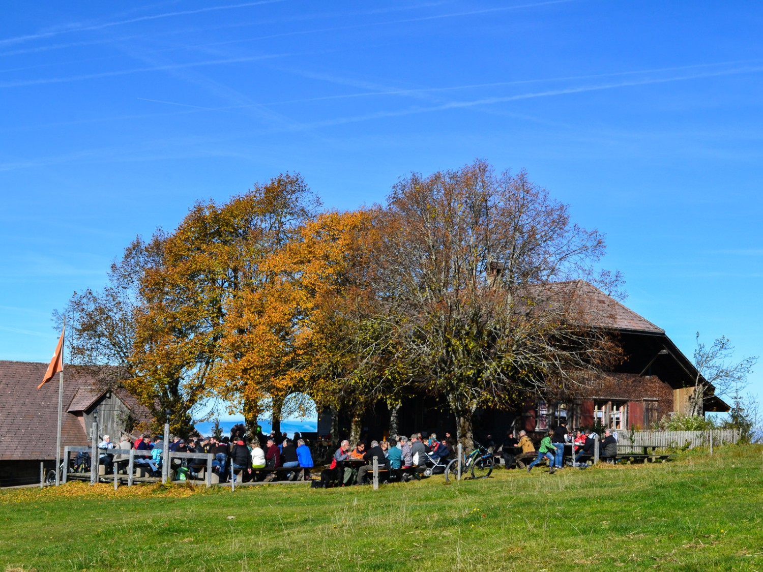 An sonnigen Tagen ist das Alprestaurant Lushütte ein beliebtes Ausflugsziel. Bild: Sabine Joss
