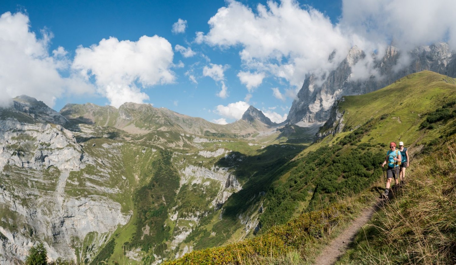 En chemin au-dessus de Römersbalmen, avec le Schwarz Stöckli en arrière-plan.