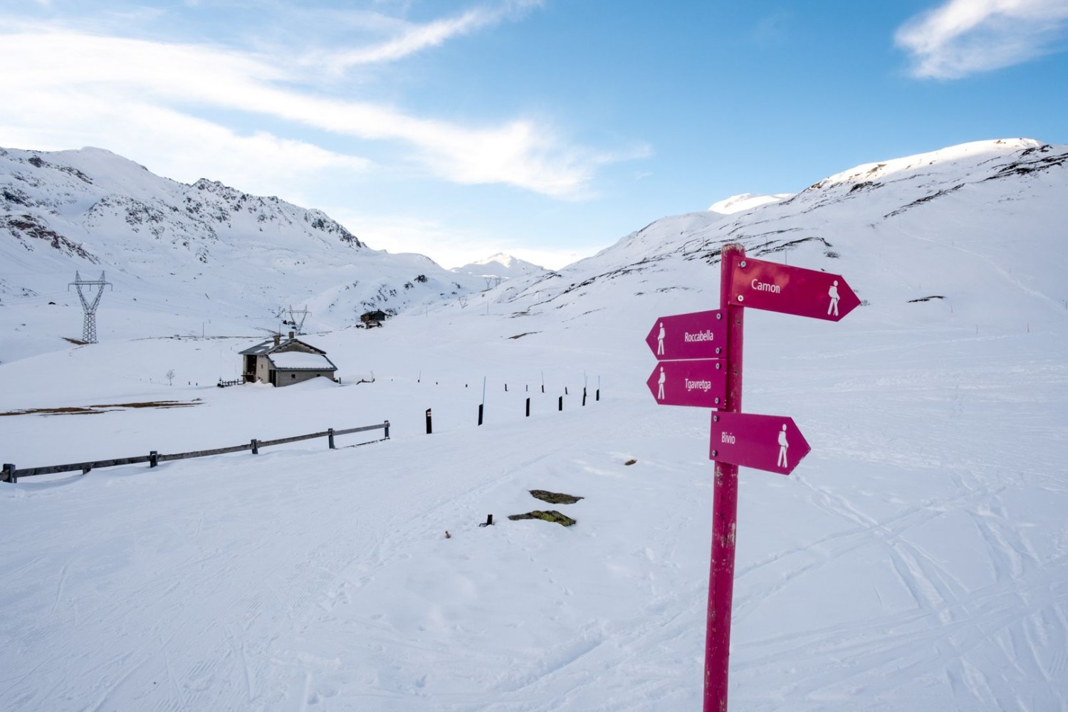 Zunächst teilen sich Winterwanderer und Schneeschuhläuferinnen die Spur.