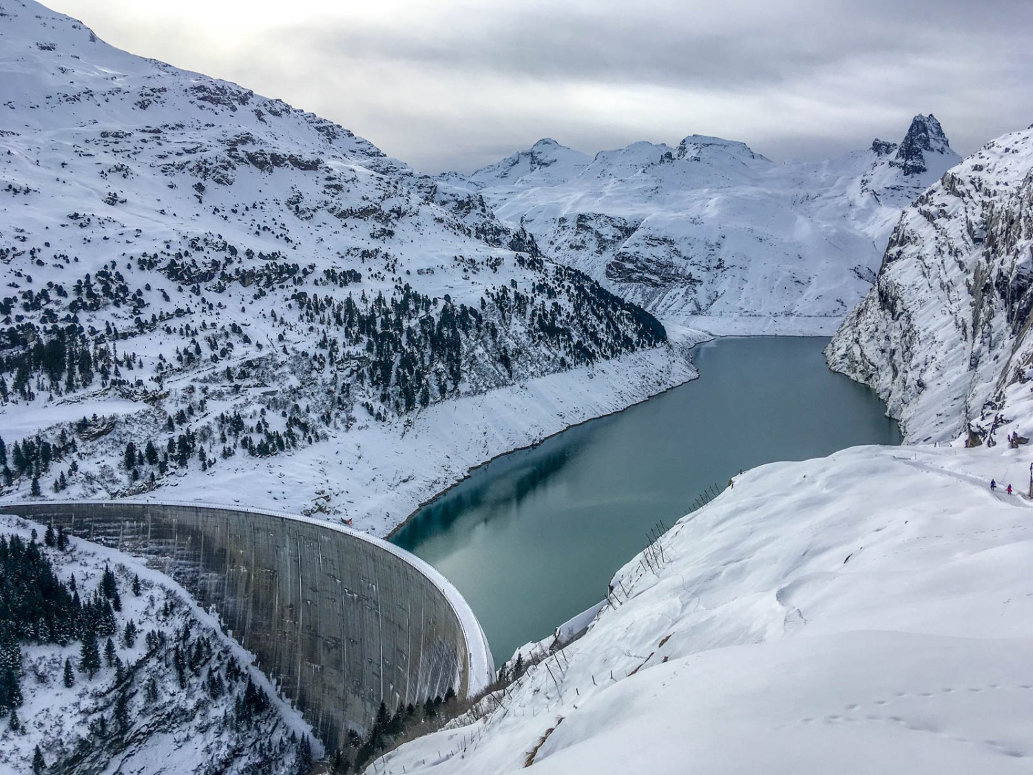 Vue sur l’imposant mur du barrage. Photo: Claudia Peter