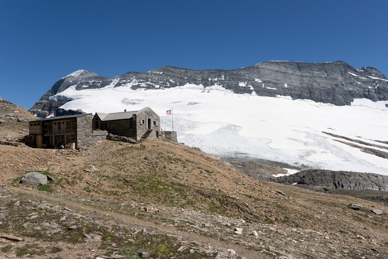 Monte-Leone-Hütte (2848 m ü.M.) mit Monte Leone (3553 m ü.M., links aussen) und Chaltwassergletscher.