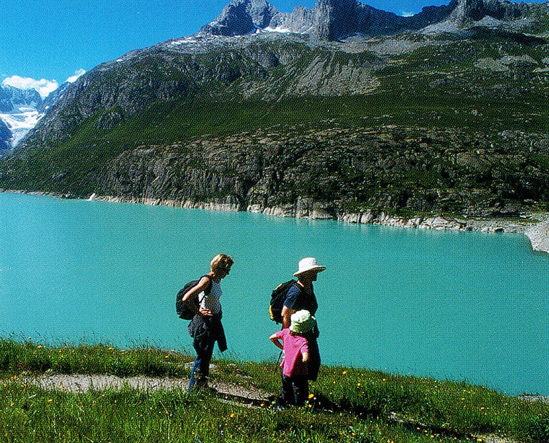 Les enfants apprécient la proximité du lac Göscheneralpsee. Photo: Franz Auf der Maur