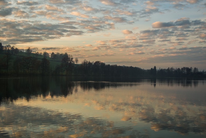 A Soppensee, le soleil dit au revoir. Photo: Vera In-Albon