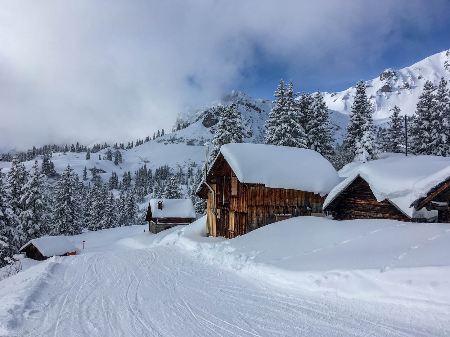 Le chemin traverse plusieurs petits hameaux rustiques. Photo: Claudia Peter