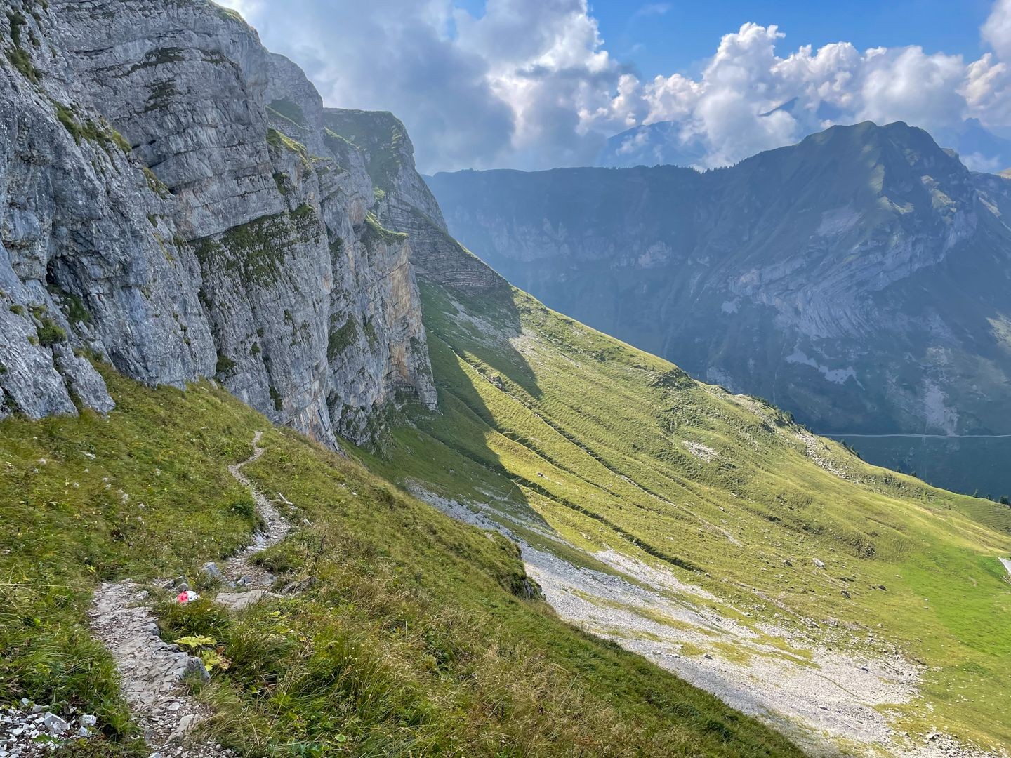 Peu après le Chringengrätli, le chemin longe une paroi rocheuse.