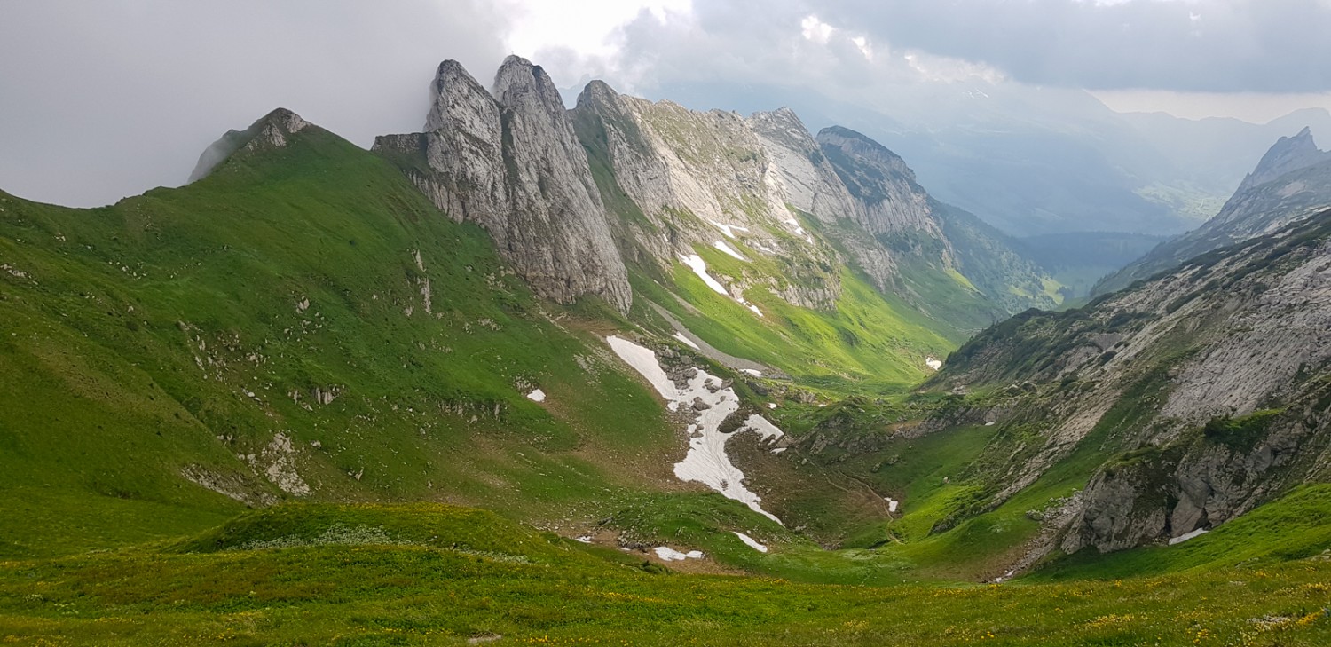 Blick vom Mutschensattel in Richtung Gruebe und dessen Sömmerungsbetrieb.