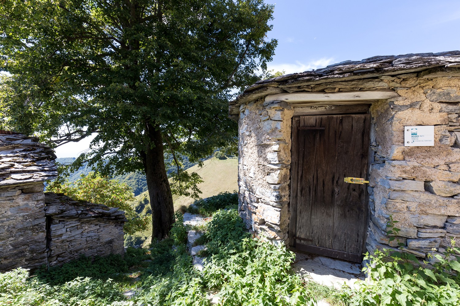 Gut unterhalten und frei zur Besichtigung: die Nevèra auf der Alpe Nadigh.