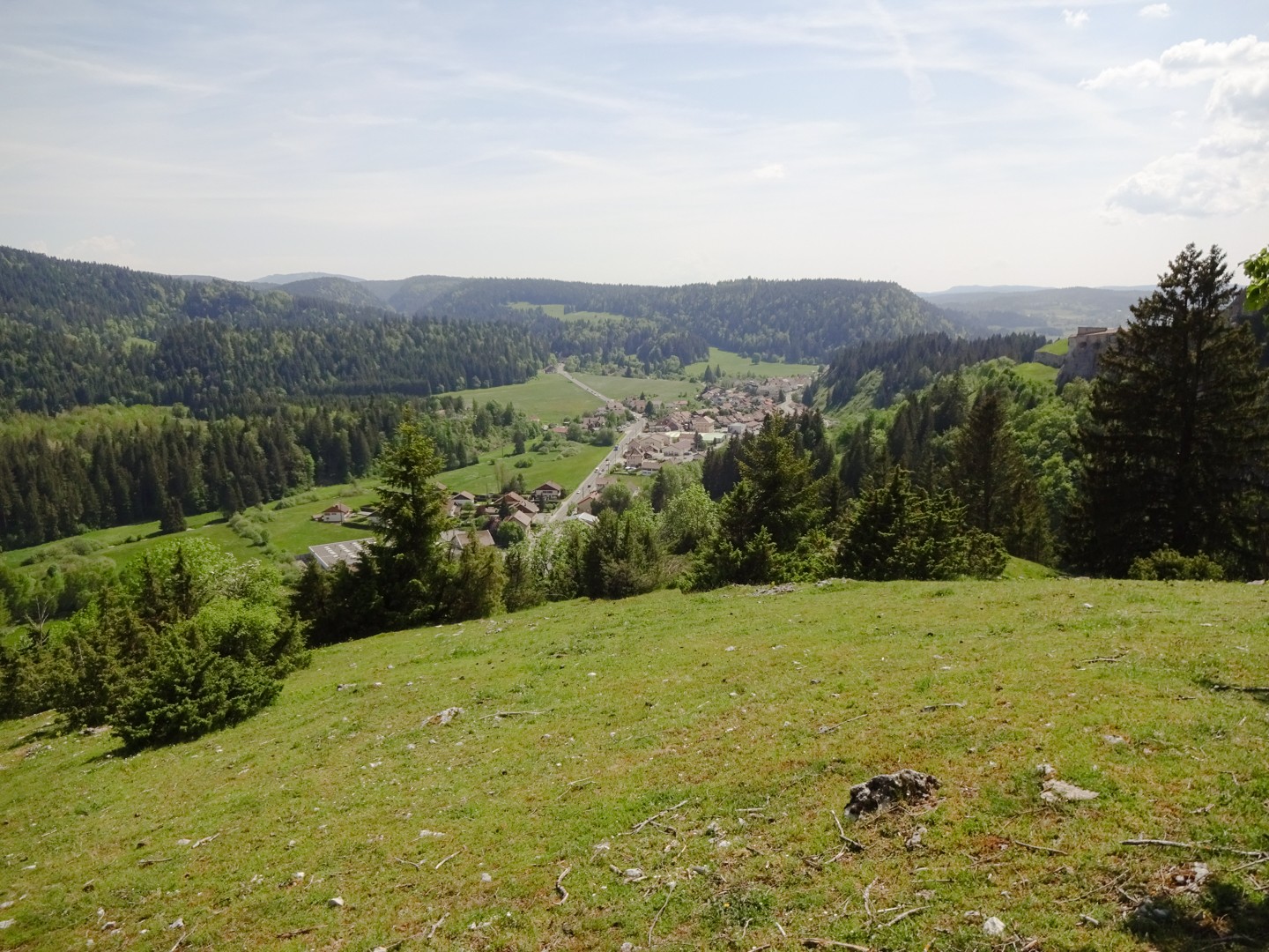 Unterwegs öffnet sich der Blick auf den Lac de Saint-Point.