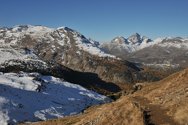 Blick auf St. Moriz im Abstieg mit dem Piz Julier im Hintergrund. Bild: Chr. Käsermann