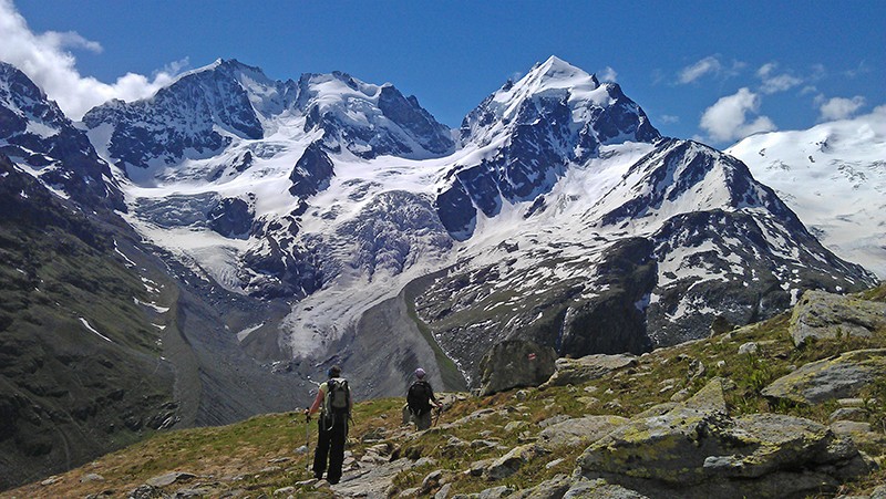 Le chemin menant à la cabane Coaz est sans difficultés et spectaculaire : la vue s’ouvre sur le massif de la Bernina et le glacier Tschierva. Photos: Marina Bolzli