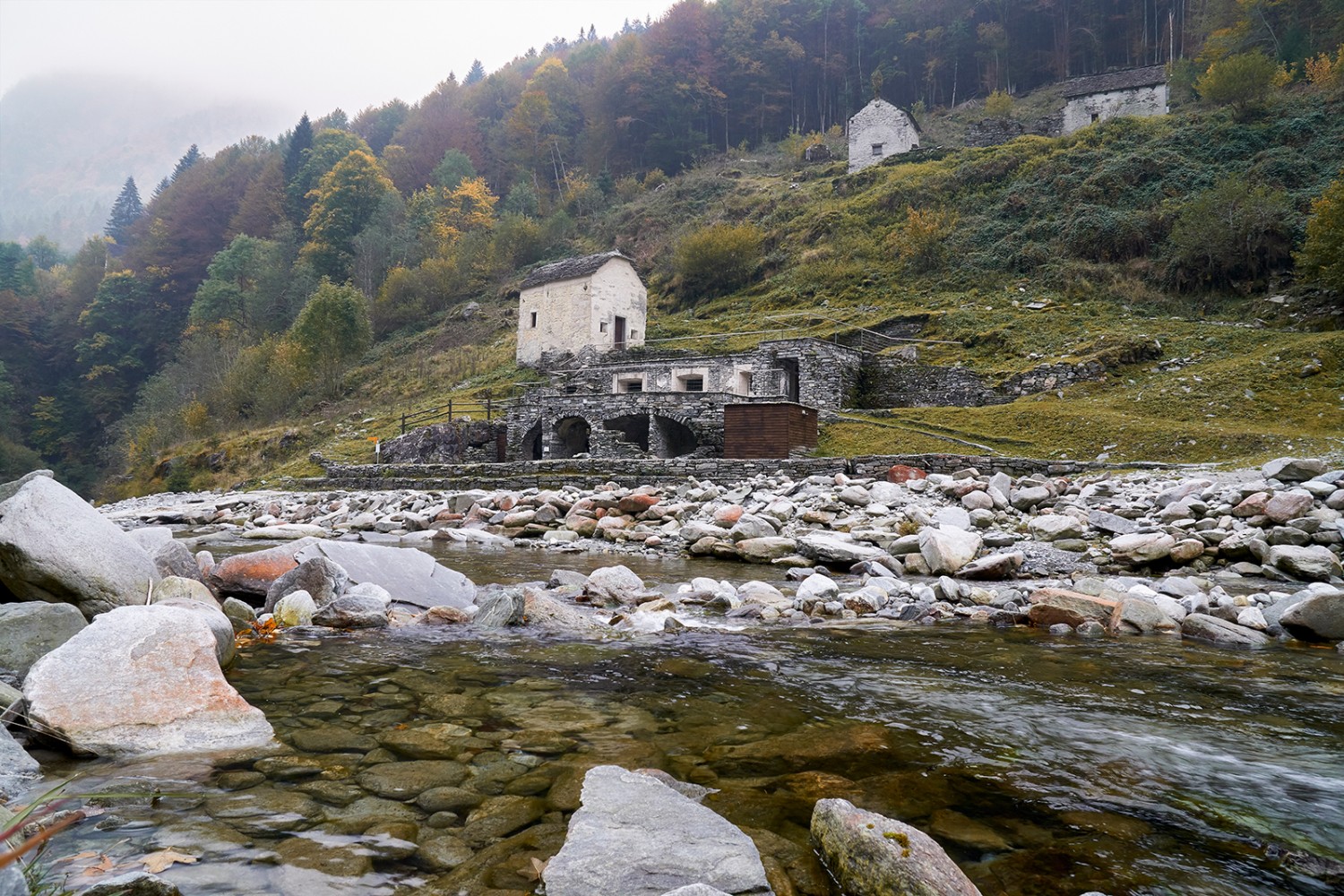 Il torrente Isorno entra in Svizzera dopo aver attraversato la frazione di Bagni di Craveggia. Foto: Peter Kleiner 