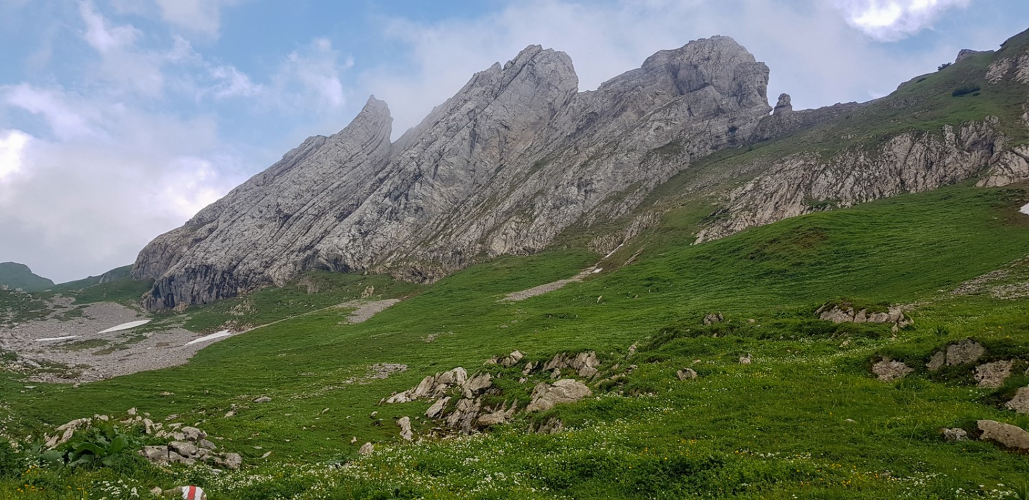 Während des Aufstiegs zum Mutschensattel bietet sich eine gute Sicht auf den beeindruckenden Gätterifirst. Bild: Patricia Michaud