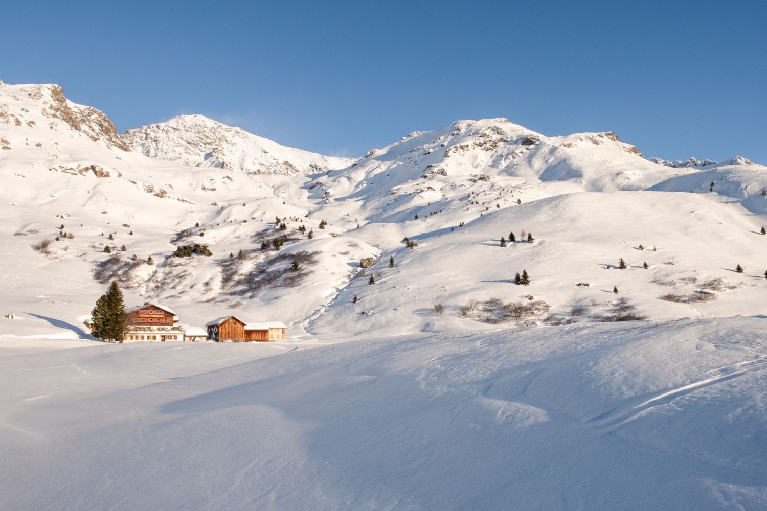 Im Berghaus Piz Platta hingegen lässt es sich luxuriös nächtigen und schlemmen wie im Paradies.