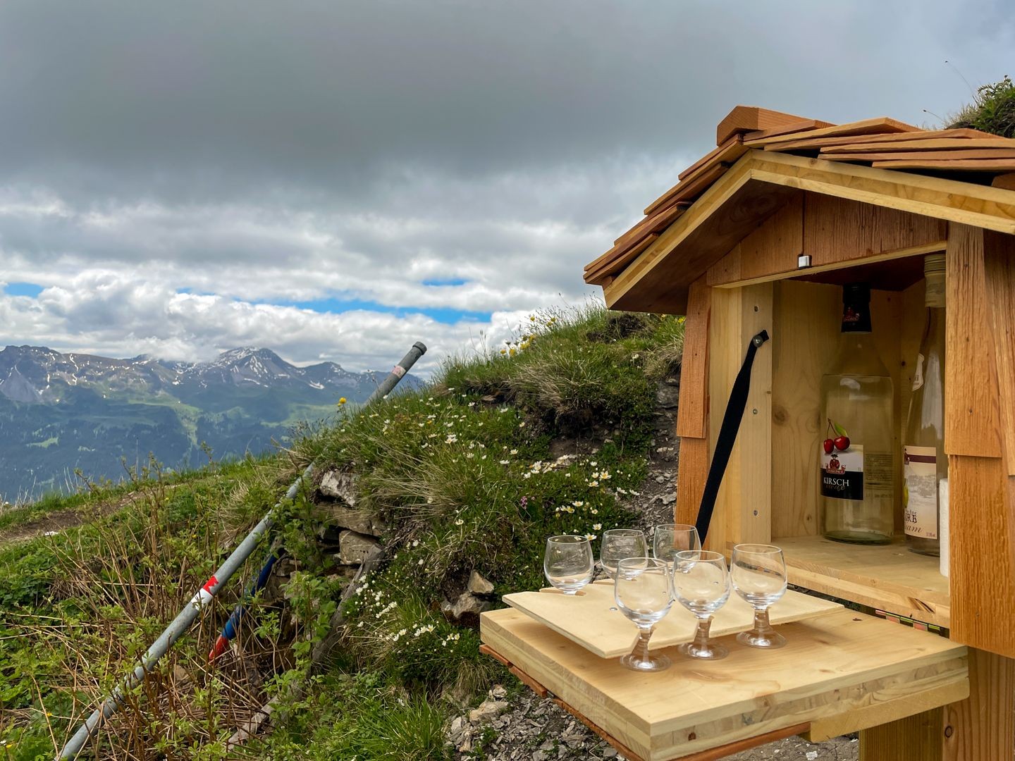 Un petit verre attend les randonneuses et randonneurs en dessous du sommet du Jägglisch Hora.