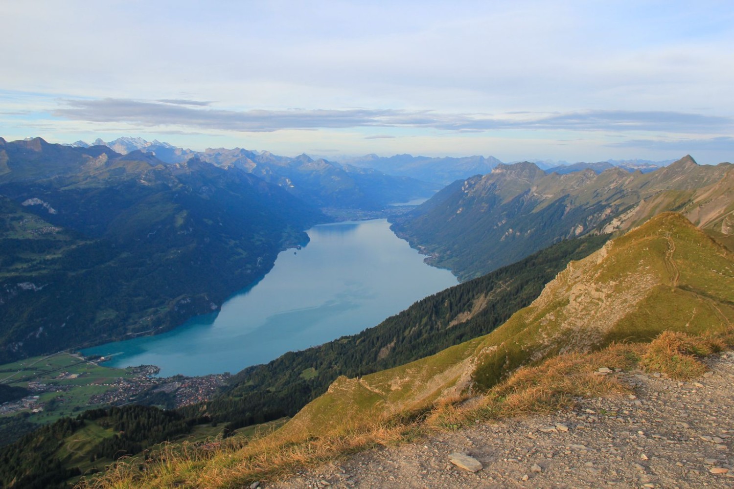 Le lac de Brienz est lui aussi un vrai bijou, qui change de couleur en fonction de l’ensoleillement.