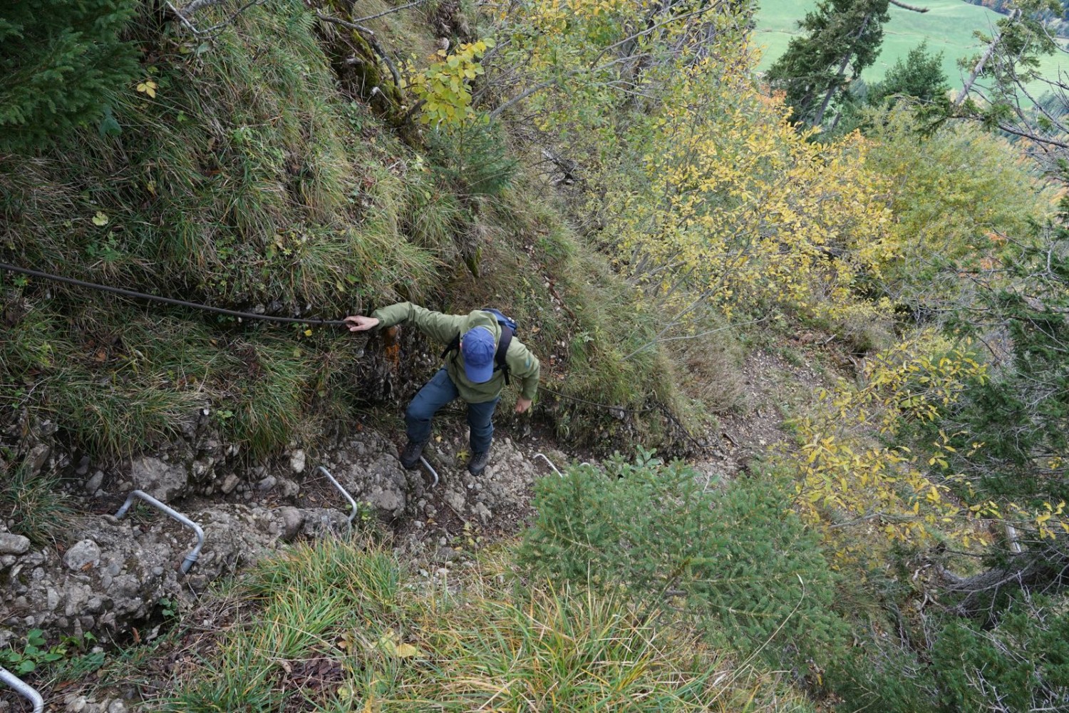 Le passage-clé dans la descente du Gnipen est sécurisé avec des cordes et des marches en métal.