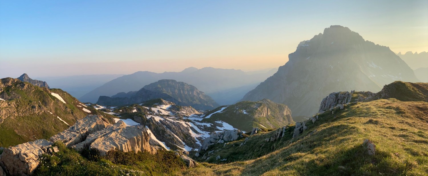 Morgenlicht beim Rotärd-Pass. Rechts der Mürtschenstock.