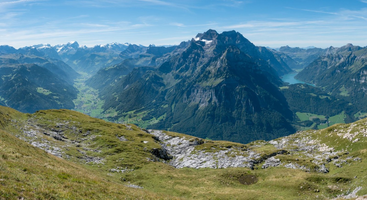 Aussicht beim Heustöckli auf das Linthal (links) und den Klöntalersee (rechts).