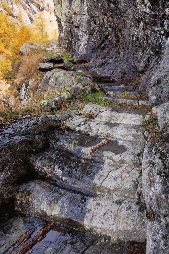 Der Weg im Valle del Cardinello ist stellenweise in Stein gehauen.