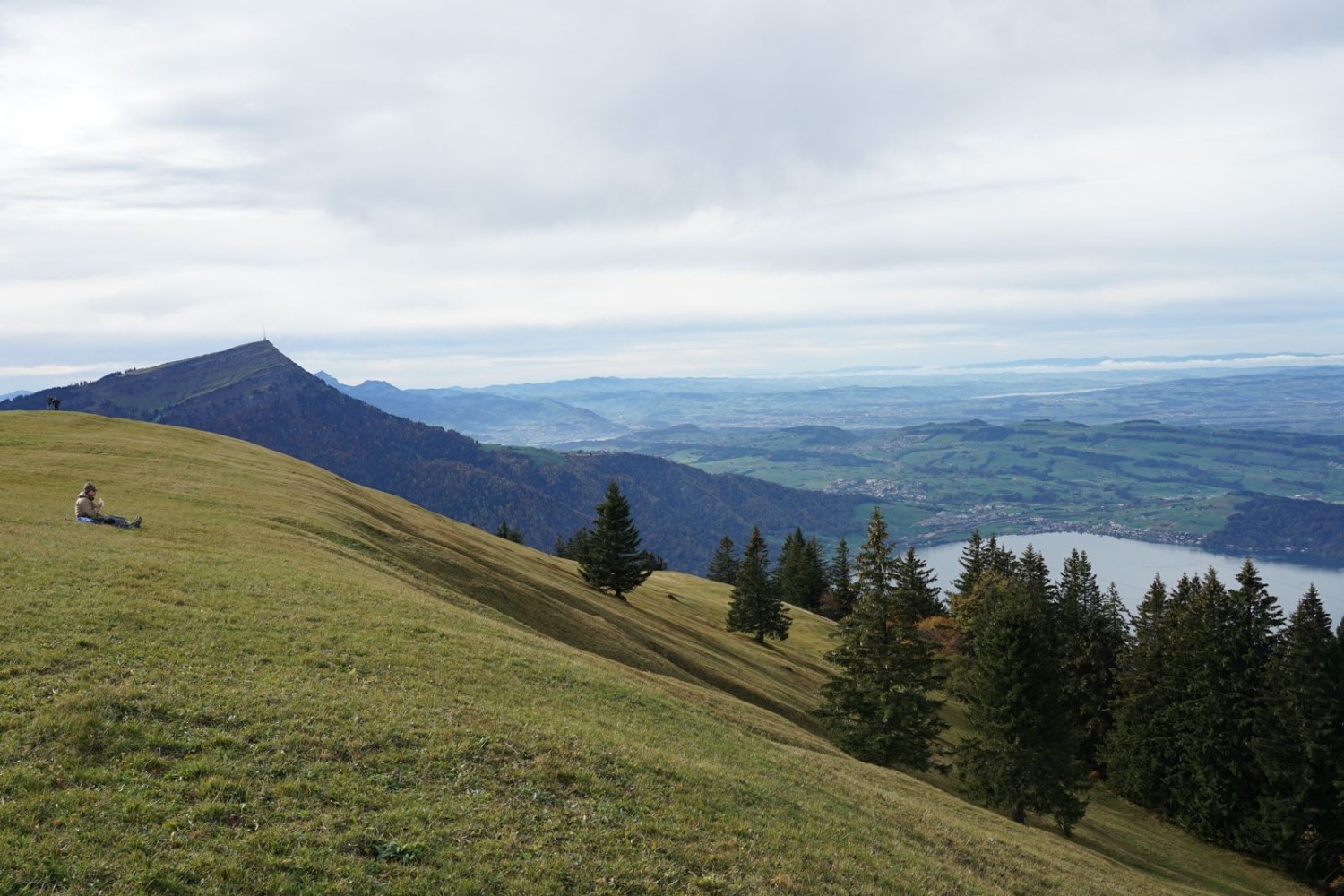 Vom Gnipen bietet sich eine tolle Aussicht auf Rigi und Zugersee.