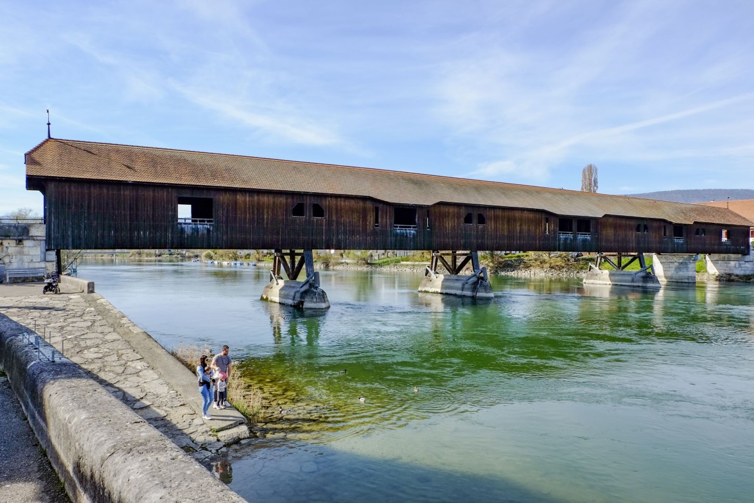 Le pont en bois de Büren an der Aare, de 108 mètres de long, qui faisait autrefois du village un vrai nœud de communication.