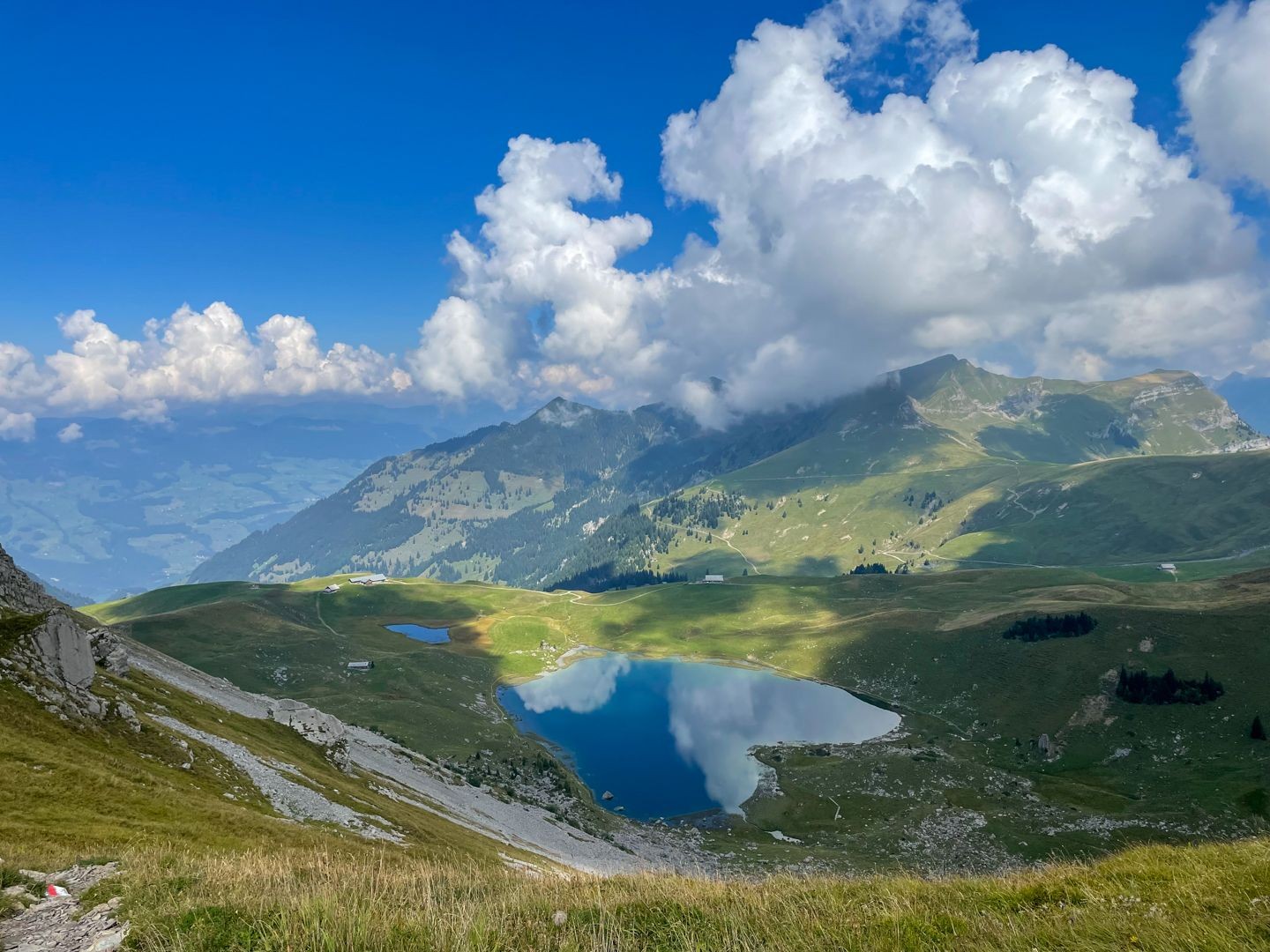 Der Seefeldsee hat eine Herzform. Weiter unten liegt der Mittelpunkt der Schweiz.