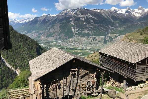 Vom Rhonetal hoch zum idyllischen Bergdorf