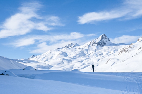 Chemins romains enneigés vers le col