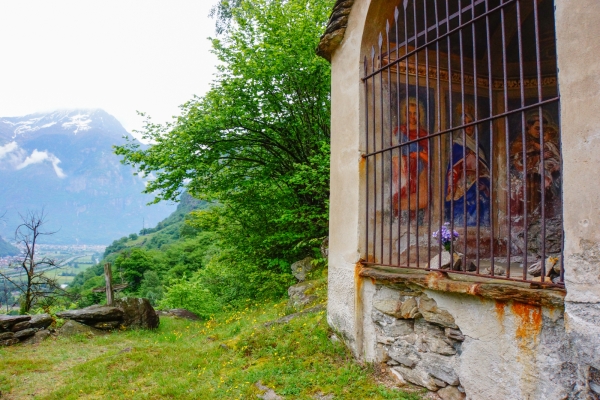 Eglises au-dessus de la vallée de la Léventine 