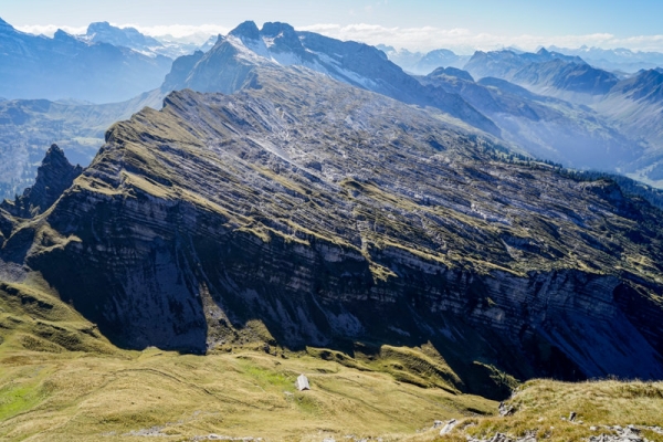 Luftiger Gipfel, scharfe Grate und weiter Himmel