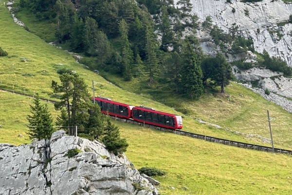 Mit der Zahnradbahn auf den Pilatus, zu Fuss runter