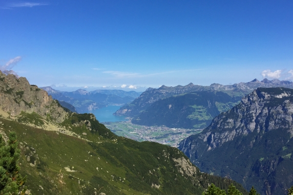 Un lac de montagne sous haute garde