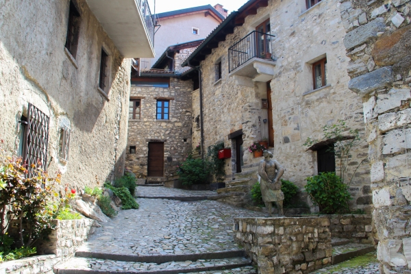 Rochers dentelés et forêts dans le Val Colla TI