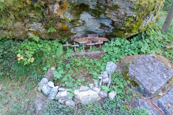 Zum Stein der Kinder in Nax