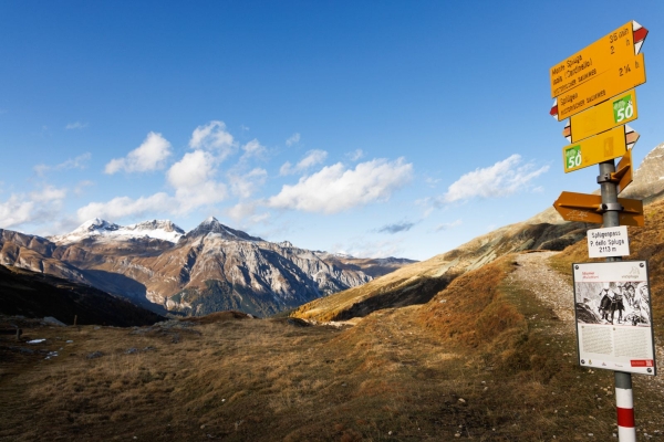 Auf der Via Spluga durch eine enge Schlucht zum Splügenpass