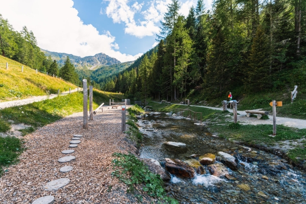 Höhlen, Felsen und Wasser