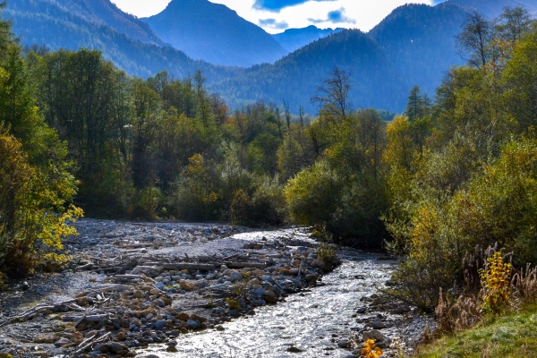 Randonnée le long de la rivière Rom (GR)