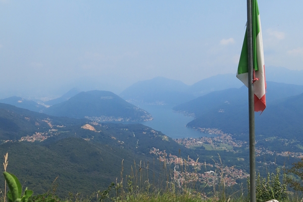 Felsentor auf einem italienischen Bergkamm