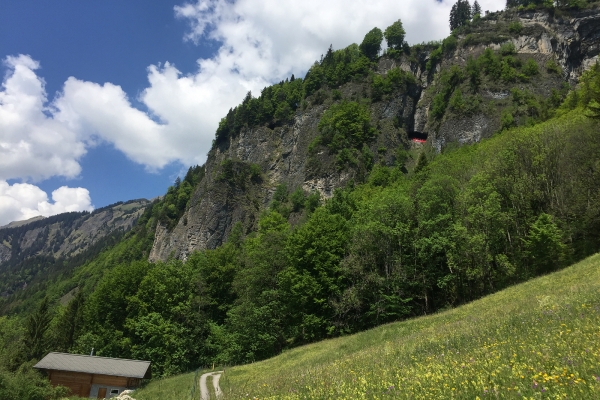 En surplomb du lac de Brienz