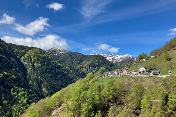 Randonnée dans la Vallée Onsernone: forêts et ruines tessinoises