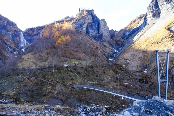 Zur Arena der Wasserfälle bei Batöni