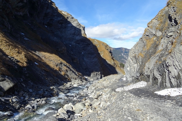 Zur Arena der Wasserfälle bei Batöni